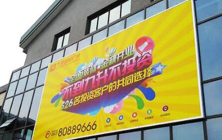 拉布燈箱除了有獨(dú)特的材料性能，還有LED光源的襯托