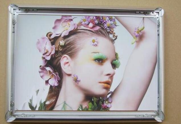 戶外廣告燈箱的外框需要有專門人員天天進行維護