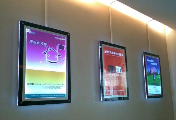 在超薄燈箱中加入適當?shù)姆浪畻l